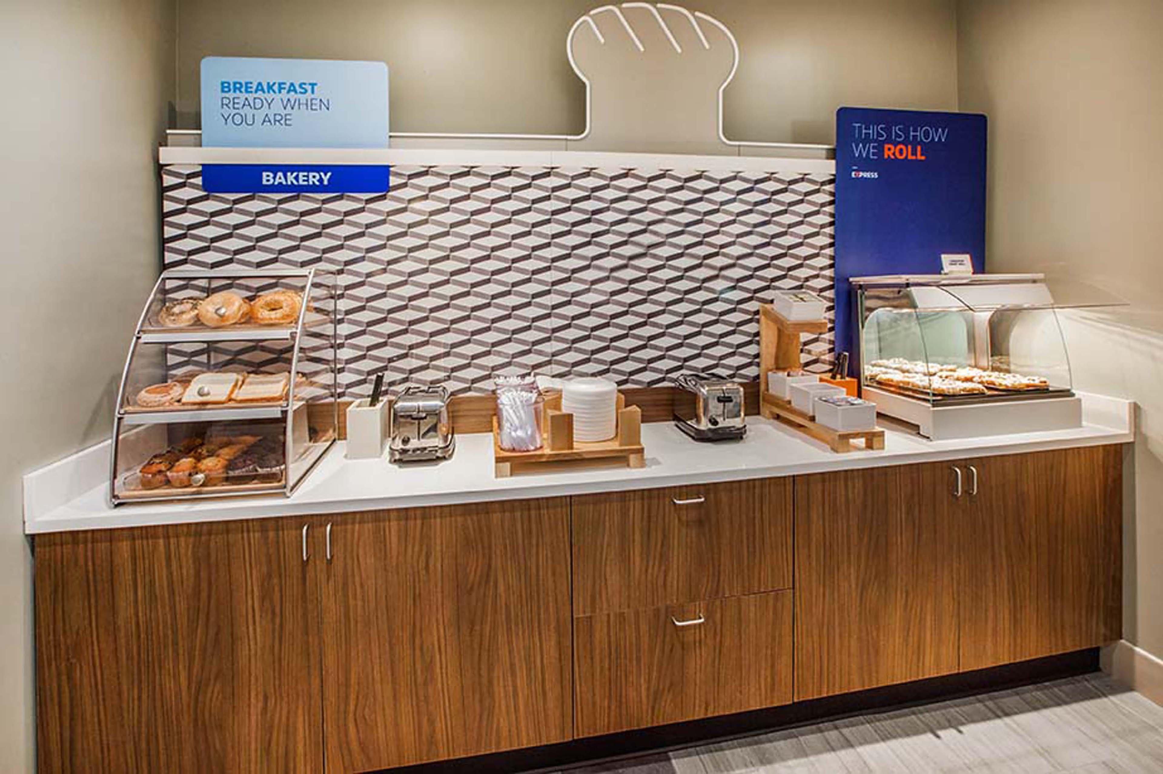 Holiday Inn Express Forsyth By Ihg Bagian luar foto