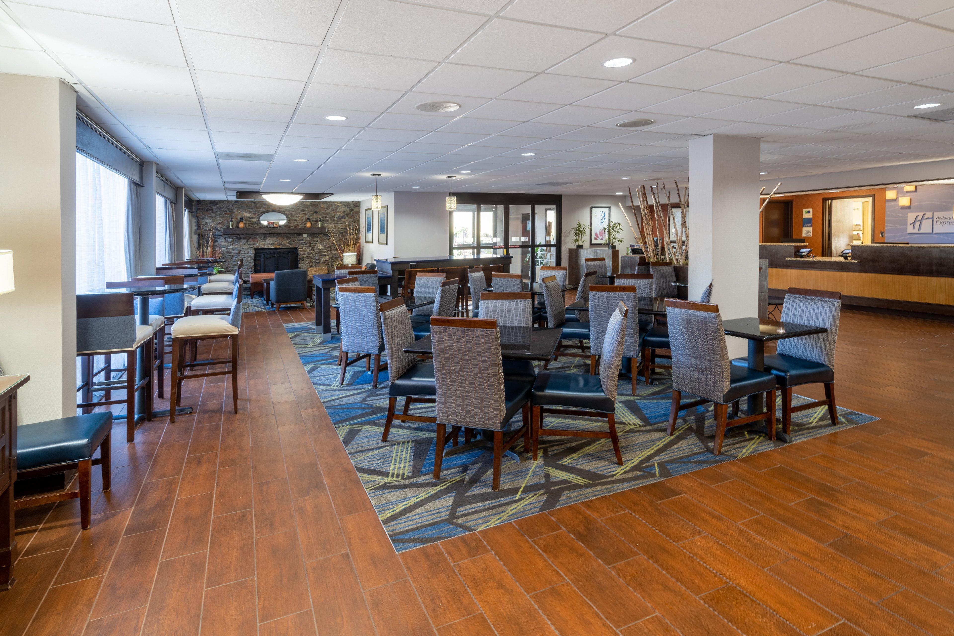 Holiday Inn Express Forsyth By Ihg Bagian luar foto