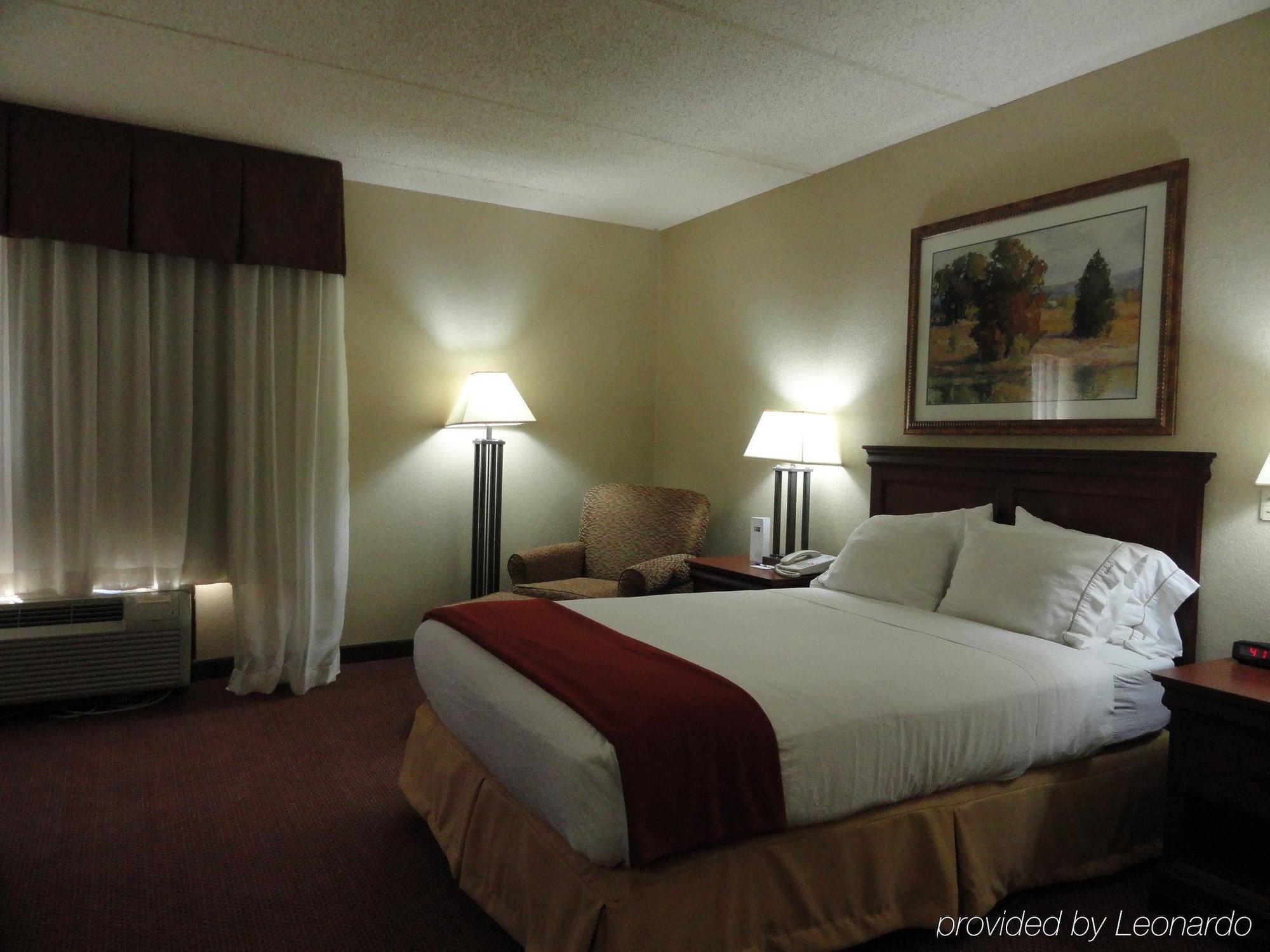 Holiday Inn Express Forsyth By Ihg Bagian luar foto